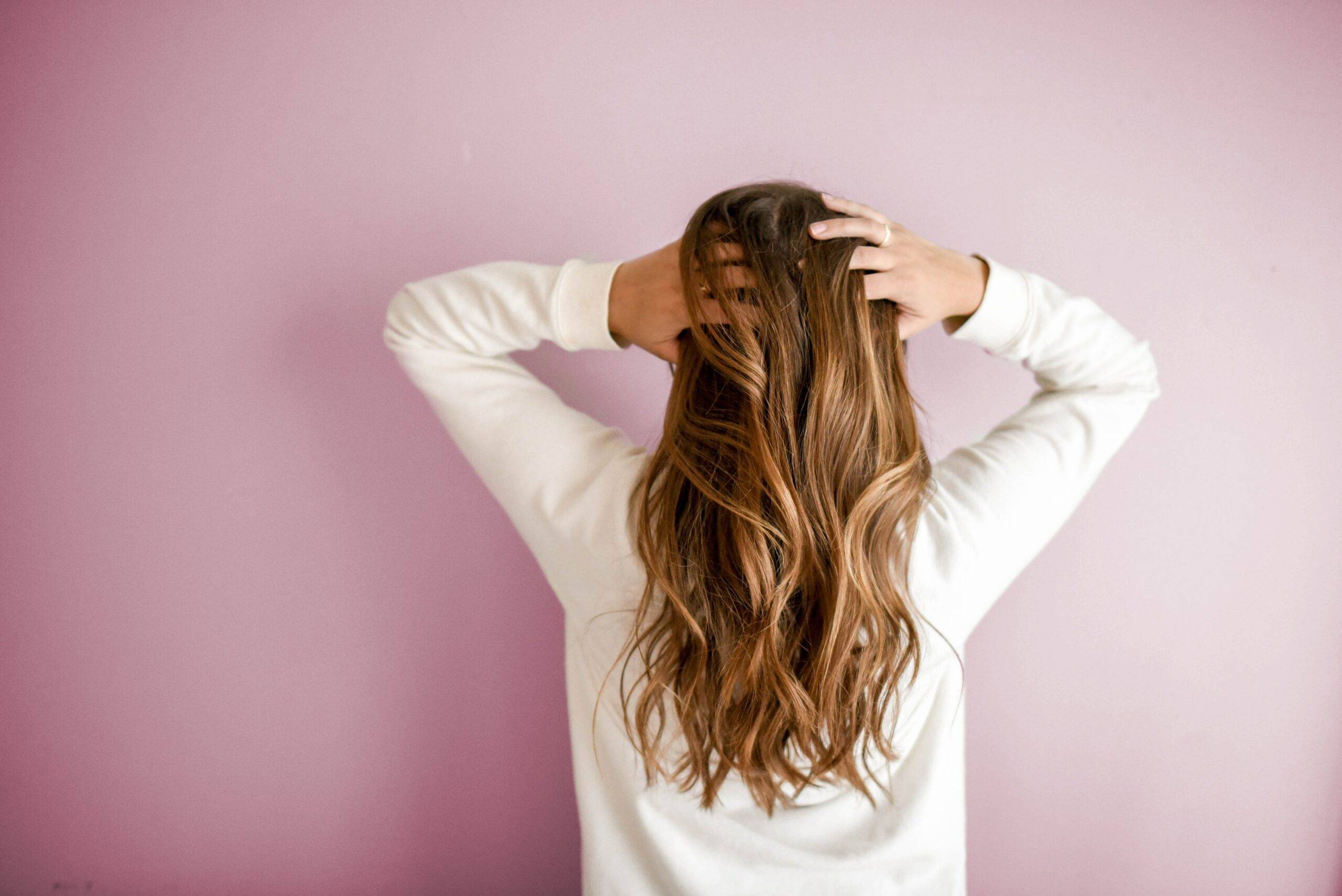 Comment réparer ses cheveux secs et abîmés ?