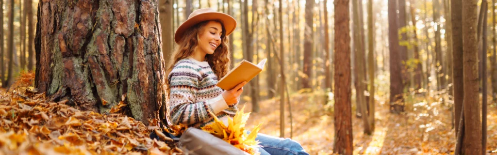 Femme avec des longs et beaux cheveux en automne