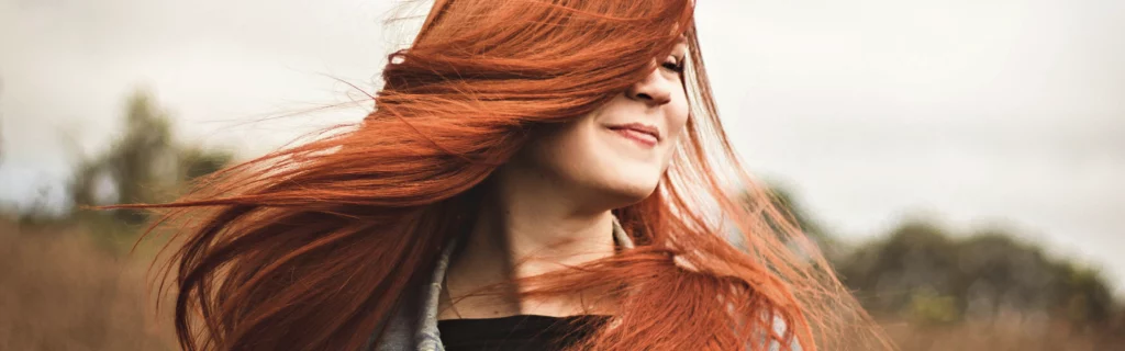 Femme aux cheveux cuivrées et roux