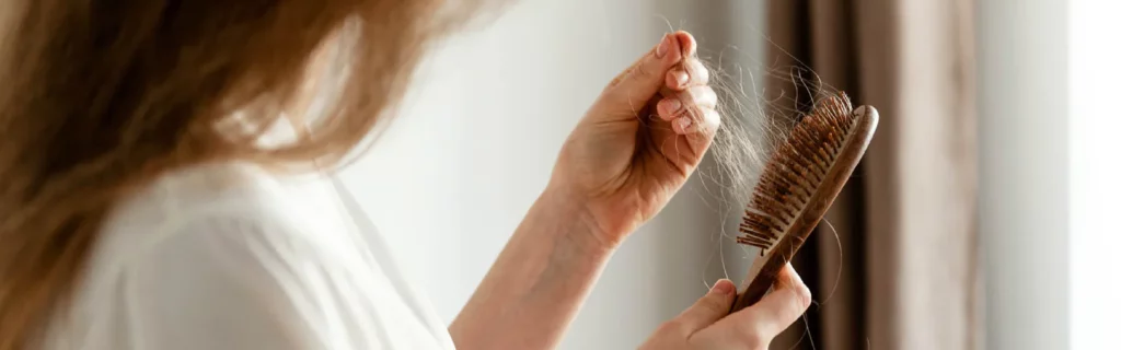 chute de cheveux, les causes et solutions