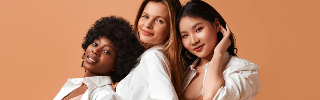 Trois femmes posant pour mettre en avant leurs cheveux