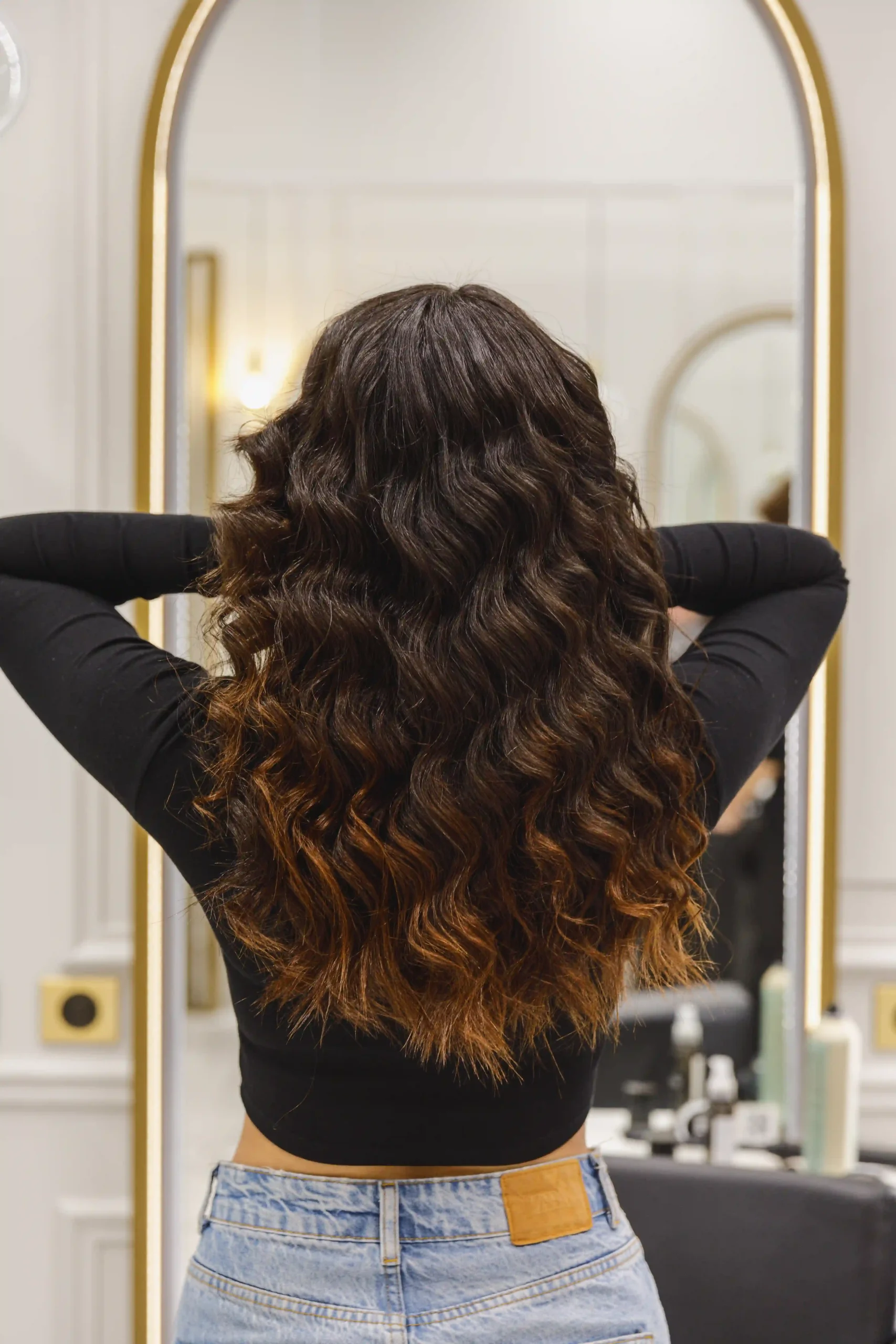Cheveux bruns et ondulés
