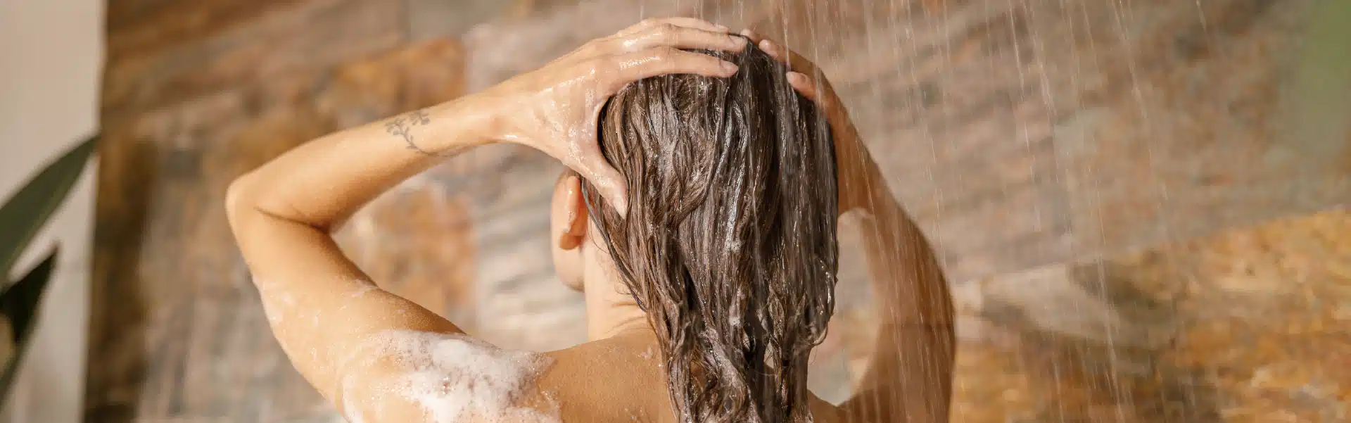 Femme en train de se laver les cheveux