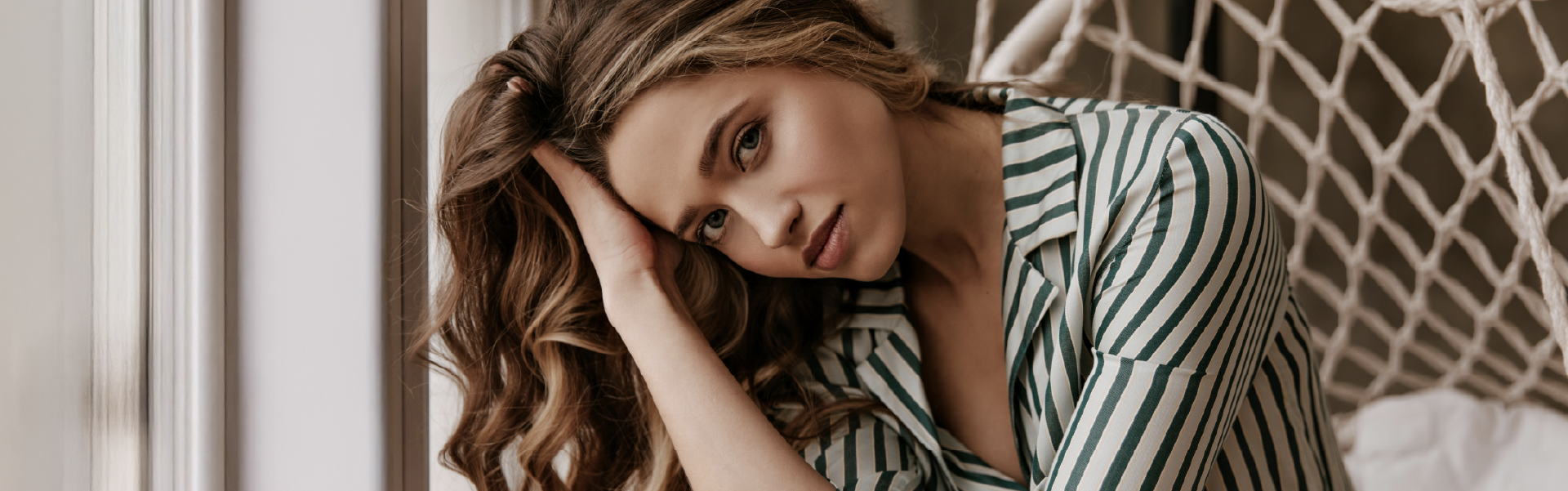 Femme passant une main dans ses cheveux