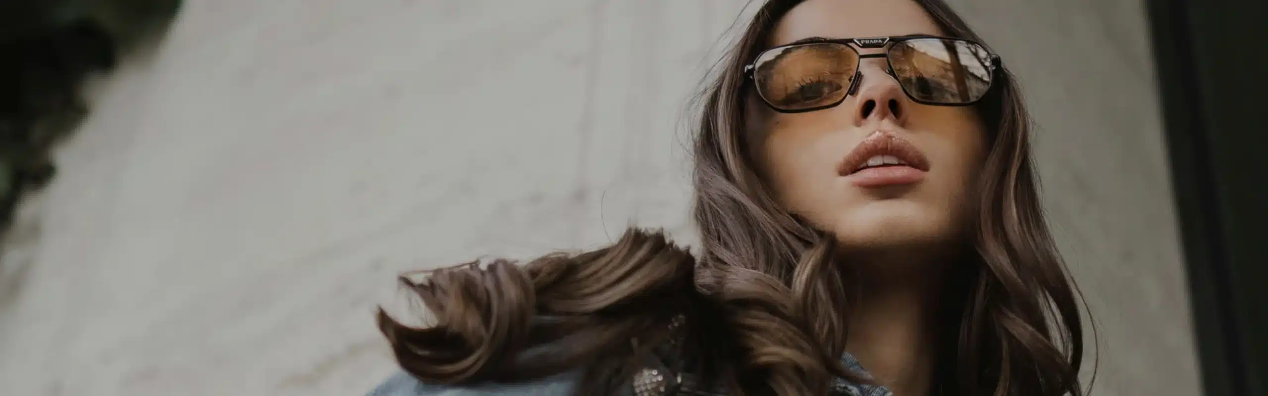 Femme brune avec des lunettes de soleil