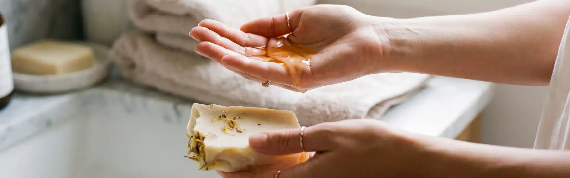 Personne utilisant un shampoing solide devant un lavabo