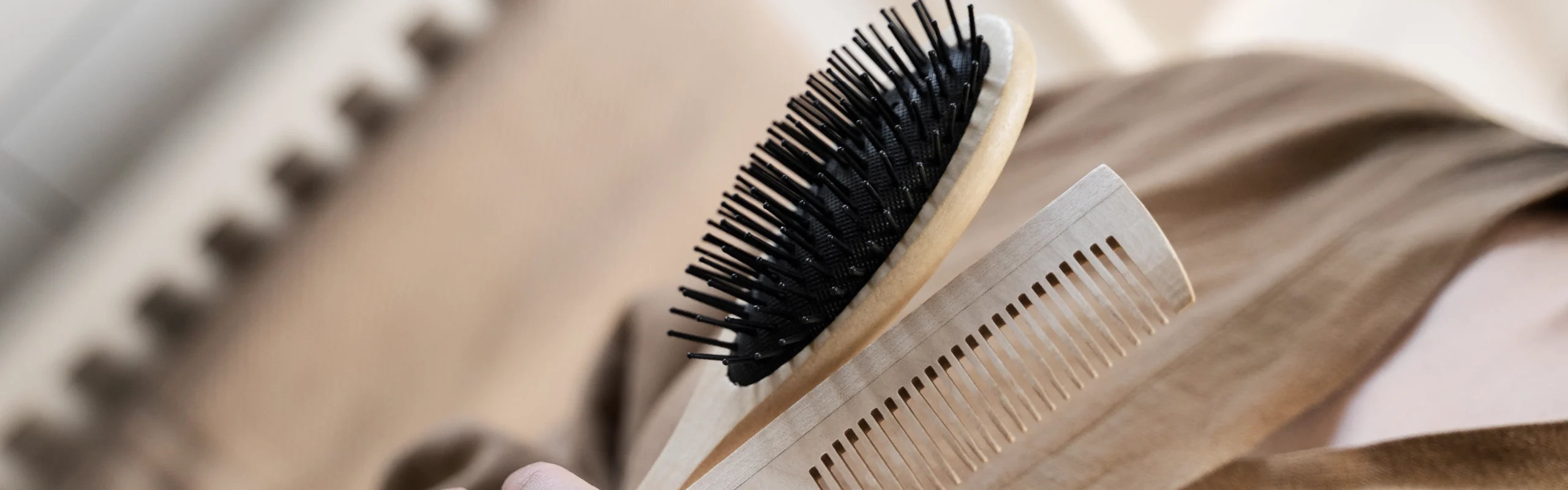 Peigne et brosse à cheveux